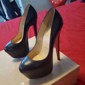Black Victoria Louboutin size 5